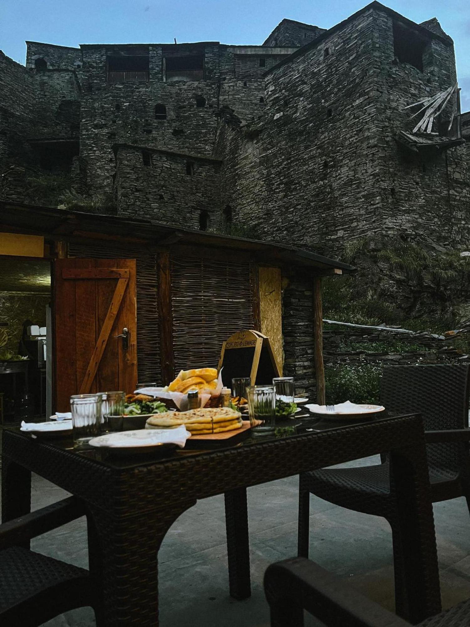 Hotel "Front Castle" Shatili Exterior foto